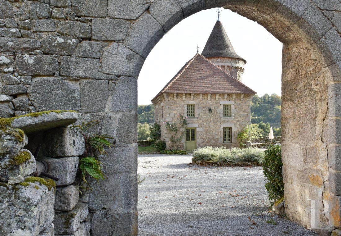 En Limousin, dans le sud-est de la Creuse et à proximité d’Aubusson, un logis indépendant du 17e siècle au centre d’une place forte médiévale,  - photo  n°4